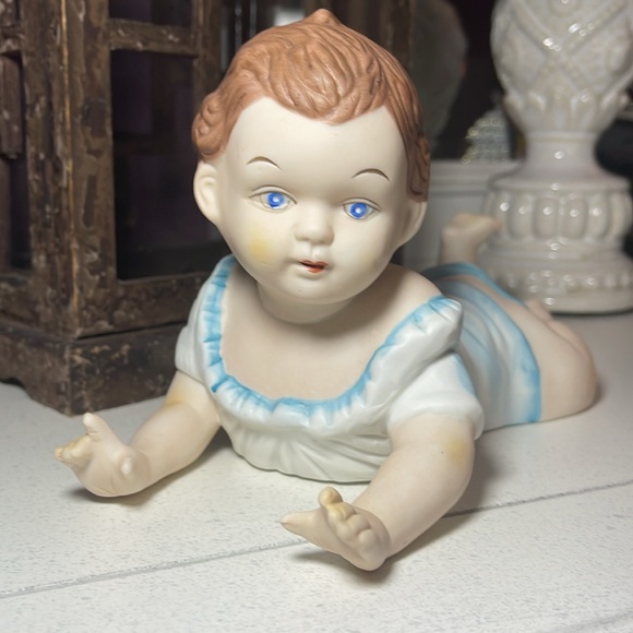 Vtg XL Porcelain Bisque Piano Baby 10” Figurine Draped Outfit Crawling - Picture 4 of 8